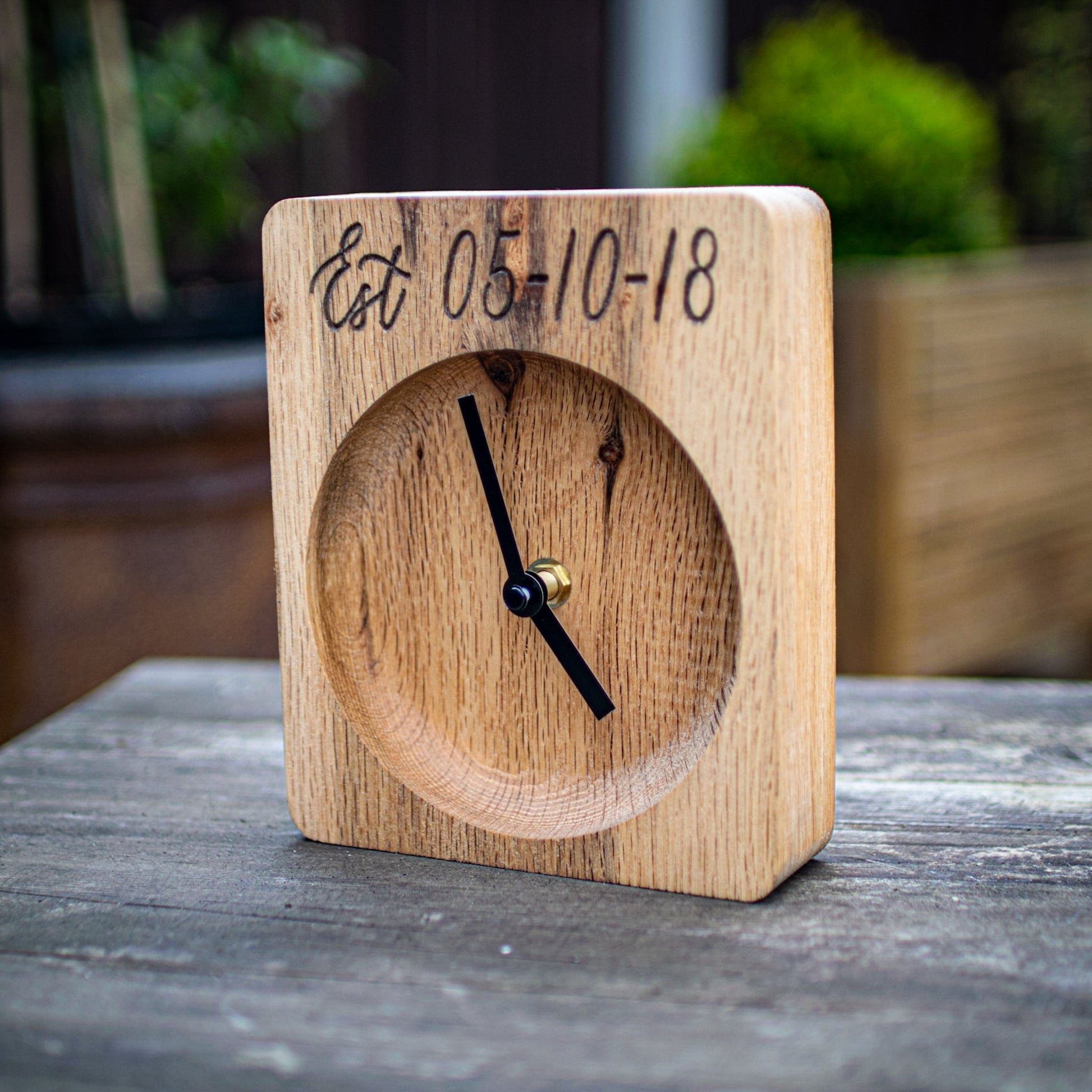 https://www.clockdesign.co.uk/cdn/shop/products/personalized-solid-oak-desk-clock-timeless-elegance-clockdesignco-957855_1946x.jpg?v=1685393646